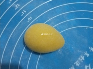 17、南瓜玫瑰花馒头,收圆以后捏成水滴形状。