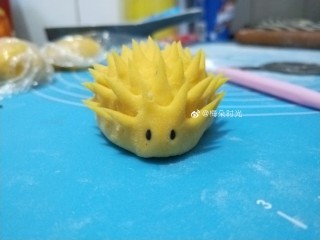 19、南瓜玫瑰花馒头,用黑芝麻做眼睛。