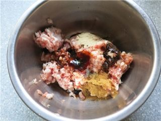 1、层层美味-京东肉饼,猪肉馅里放上生抽酱油、放入老抽酱油、放入蚝油、放入豆瓣酱、放入十三香、白胡椒粉、