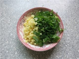 3、层层美味-京东肉饼,香葱鲜姜提前切成碎