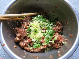 4、层层美味-京东肉饼,调好的肉馅里放入葱姜碎搅拌均匀
