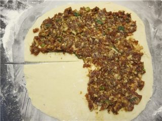 12、层层美味-京东肉饼,将肉馅均匀的抹在面片的3/4处，留下1/4空白，边上留有1指头的空白，用刀在空白处横向切上一刀