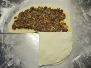 13、层层美味-京东肉饼,将面片折过来盖住肉馅