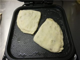 17、层层美味-京东肉饼,煎烤机馅饼档加热，放入10ml的油，将肉饼胚放入