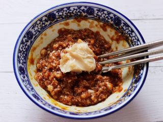 4、大葱猪肉发面包,这个时候加入猪油后,再搅拌均匀。