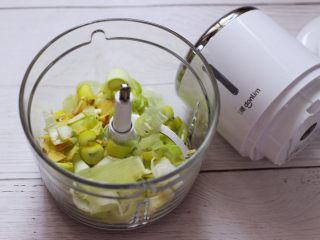 5、大葱猪肉发面包,把大葱和姜去皮后,洗净用刀切碎,放入东菱无线绞肉机里。