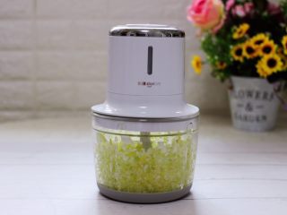 6、大葱猪肉发面包,启动无线绞肉机把大葱打成碎末。