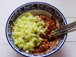 7、大葱猪肉发面包,把搅拌碎的大葱放入猪肉馅里。
