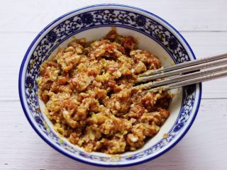 8、大葱猪肉发面包,把所有食材混合搅拌均匀即可备用。