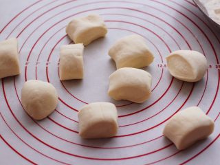 12、大葱猪肉发面包,醒发好的面团排气揉匀后,搓成长条后用刀切成大小一致的剂子。