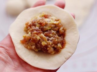14、大葱猪肉发面包,擀好的面皮里放入适量的馅料,包成自己喜欢的模样即可。