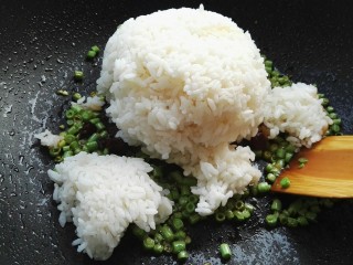 8、蛋炒饭,放入剩米饭。