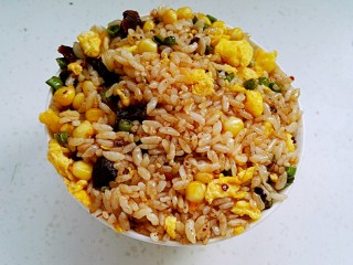 12、蛋炒饭,盛碗中，用木铲压实。