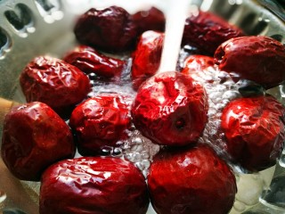 5、休闲零食DIY～秘制枣夹核桃脆,狗头枣冲洗干净