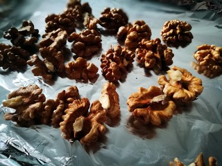 6、休闲零食DIY～秘制枣夹核桃脆,核桃仁放入烤盘 120℃烤制五分钟
