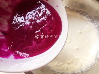 8、火龙果鲜奶小方,再倒入过筛后的火龙果汁。