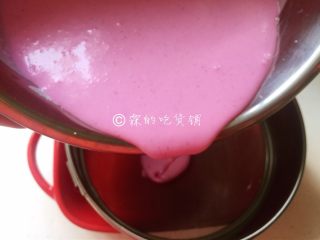 11、火龙果鲜奶小方,再过一次筛后倒入容器中，嫌麻烦这次过筛也可以省略。