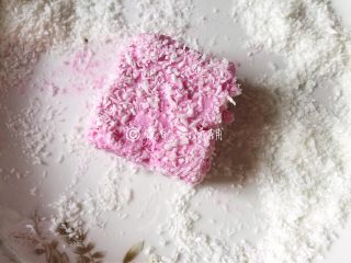 12、火龙果鲜奶小方,放入冰箱冷藏三个小时以上，拿出切块后，放在椰丝里滚上一圈。