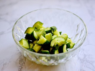 2、凉拌黄瓜,黄瓜洗净，先用刀拍一下，然后再切小块。