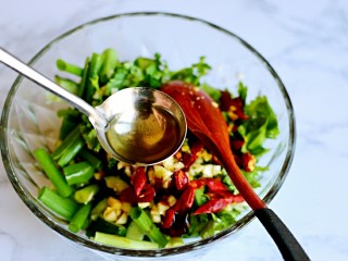 16、凉拌黄瓜,花椒粒扔掉，将热油淋在蒜末和辣椒上，拌匀，再撒上芝麻即可。