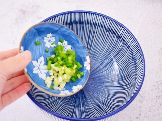 2、酸汤馄饨,大碗中加入葱花