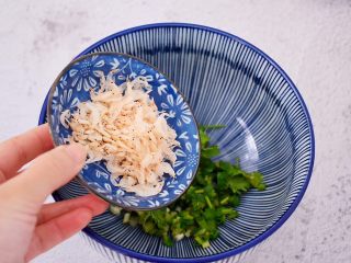 4、酸汤馄饨,加入虾皮