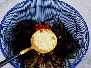 13、酸汤馄饨,加入白芝麻拌匀备用