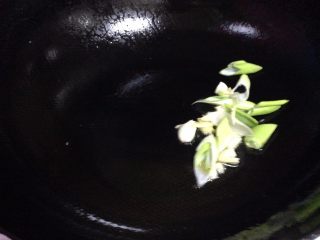 8、鸡丁炒土豆,原锅炒香葱碎