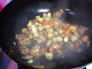 10、鸡丁炒土豆,倒入土豆丁、胡萝卜丁，调入盐、糖、料酒