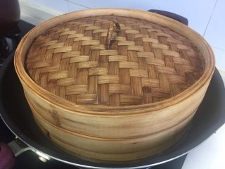 3、酥皮点心紫薯酥,盖盖子大火蒸15分钟左右。