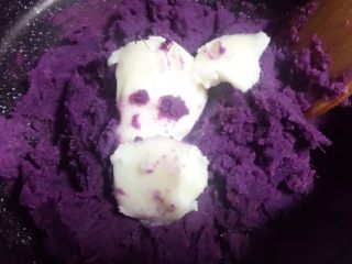 6、酥皮点心紫薯酥,开小火加入猪油,翻动使猪油和紫薯融合在一起。