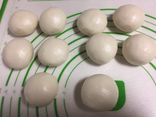 12、酥皮点心紫薯酥,全部包好,收口朝下。