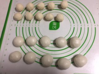 10、酥皮点心紫薯酥,油酥、油皮各分成十个均匀的小剂子搓圆。