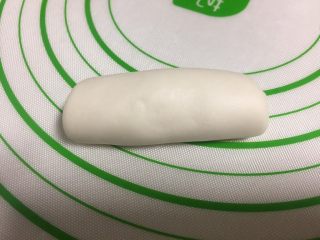 14、酥皮点心紫薯酥,自下而上推卷起来。