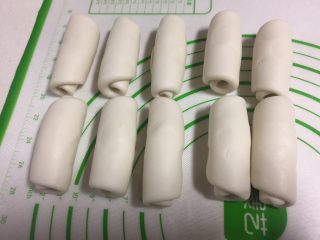 15、酥皮点心紫薯酥,收口朝下放好,盖保鲜膜静置15分钟。