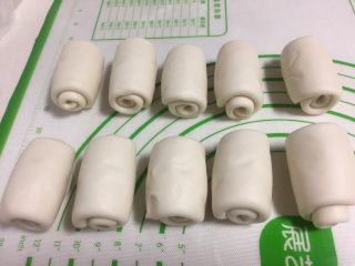 16、酥皮点心紫薯酥,重复上面的工作,收口的地方朝上擀成牛舌状,自下而上推卷起来,收口朝下盖保鲜膜静置15分钟。