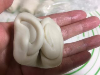 17、酥皮点心紫薯酥,两头往中间对折手掌轻轻按压一下。