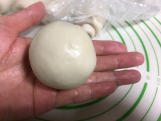 20、酥皮点心紫薯酥,全部包好收口朝下。