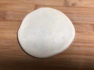 21、酥皮点心紫薯酥,光滑的一面朝上用掌心轻轻按压成厚薄均匀的圆片。