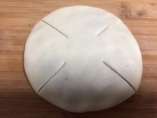 22、酥皮点心紫薯酥,用刀片分成四个均匀的等份。