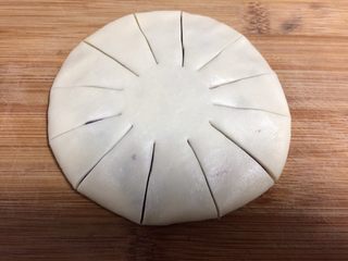 23、酥皮点心紫薯酥,再每份划成三个等份,一共12份。