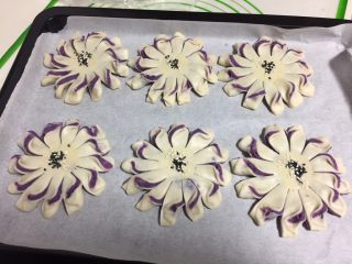 25、酥皮点心紫薯酥,中心部位刷蛋液撒上芝麻点缀。