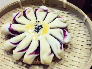 27、酥皮点心紫薯酥,出炉啦,酥皮点心乘热吃口感最佳。