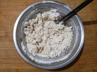 4、霜糖油条,用筷子搅拌成雪花状。