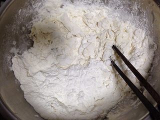 1、柳叶三鲜蒸饺,面粉入盆慢慢倒入热水约150克（大约80度左右）用筷子搅拌成絮状，再加入冷水50克左右搅拌均匀