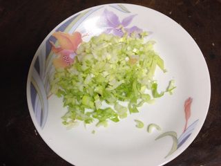 3、柳叶三鲜蒸饺,大葱切碎用少量油拌匀备用（这样不会有臭葱味）