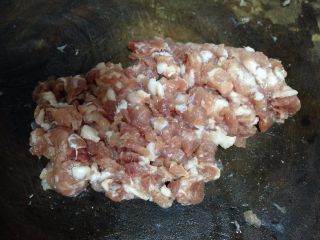 4、柳叶三鲜蒸饺,猪五花切小粒