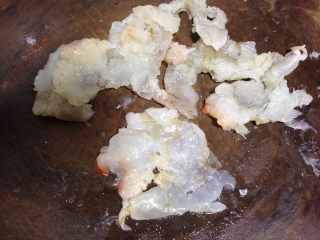 5、柳叶三鲜蒸饺,大虾去皮、挑去虾线洗净用刀背捻扁