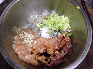 7、柳叶三鲜蒸饺,各种馅入盆加入葱碎、生抽、盐、糖、白胡椒粉和2小勺水搅匀（不用搅上劲）