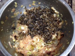 8、柳叶三鲜蒸饺,最后加入木耳碎、葱油、香油再次拌匀成馅